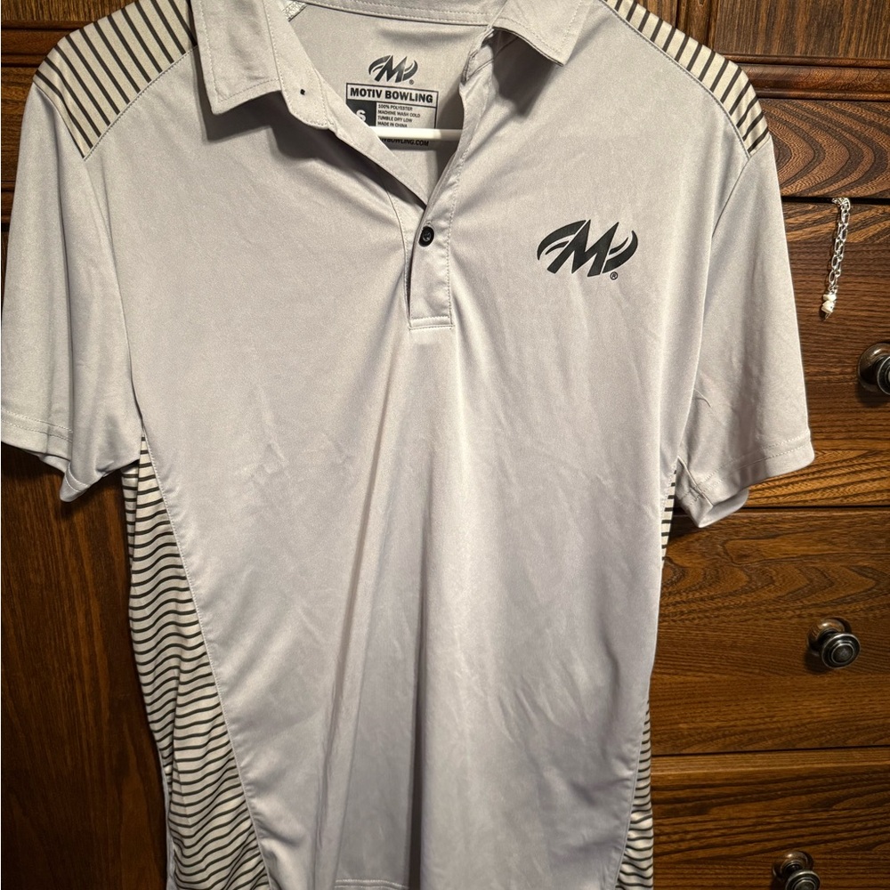 2 Men's Motiv Bowling Shirts